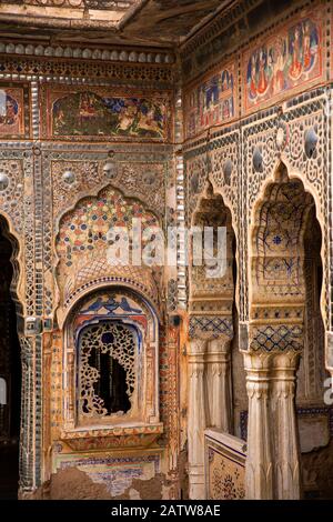 Indien, Rajasthan, Shekhawati, Ramgarh, Kehemka Shani Mandir Tempel, Shree Shani Mandir Dak Mori, (1840) Hof, Bogengänge mit Gemälde an dekoriert Stockfoto