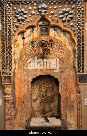 Indien, Rajasthan, Shekhawati, Ramgarh, Kehemka Shani Mandir Tempel, Shree Shani Mandir Dak Mori, Hof, dekorierte Nische in Spiegelwänden Stockfoto