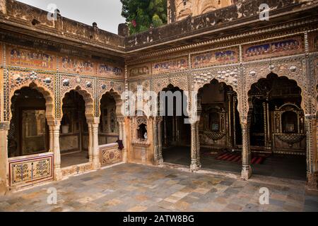 Indien, Rajasthan, Shekhawati, Ramgarh, Kehemka Shani Mandir Tempel, Shree Shani Mandir Dak Mori, Hof, dekorierte Torbögen Stockfoto