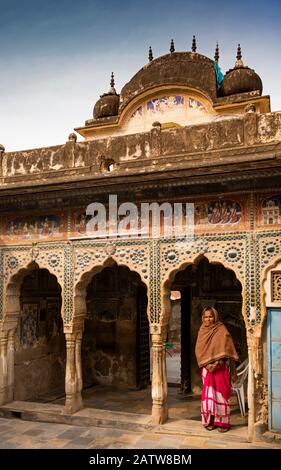 Indien, Rajasthan, Shekhawati, Ramgarh, Kehemka Shani Mandir Tempel, Shree Shani Mandir Dak Mori, Hof, Frau unterhalb dekorierter Torbögen Stockfoto