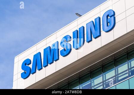 Februar 2020 Mountain View/CA/USA - Samsung-Logo auf ihrem Research America Campus im Silicon Valley; Samsung ist ein südkoreanischer multinationaler Konzern Stockfoto