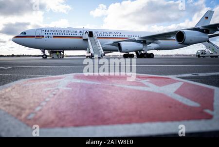 Berlin, Deutschland. Februar 2020. Der Luftwaffenaibus A340 mit dem Namen Theodor Heuss ist bereit, am Militärteil des Flughafens Tegel zu steigen. Kanzlerin Merkel reist nach Südafrika und nach angolanischer Sprache. Credit: Kay Nietfeld / dpa / Alamy Live News Stockfoto