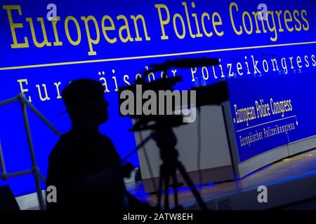 Berlin, Deutschland. Februar 2020. Ein Kameramann steht beim 25. Europäischen Polizeikongress im Schatten vor der Bühne. Das Motto der Veranstaltung lautet "Europa: Durchsetzung der Rechtsstaatlichkeit". Credit: Gregor Fischer / dpa / Alamy Live News Stockfoto