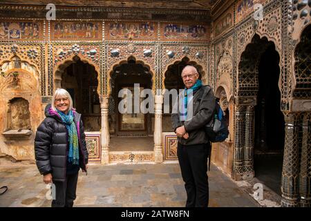 Indien, Rajasthan, Shekhawati, Ramgarh, Kehemka Shani Mandir, Shree Shani Mandir Dak Mori, ältere Touristen im Innenhof des Tempels, unter dekorierten Bogenschützen Stockfoto