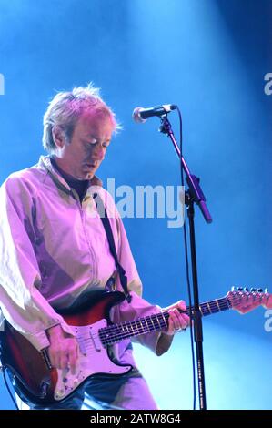 Andy Gill of Gang of Four tritt während des Primavera Sound Festivals im Parc del Forum am 28. Mai 2005 in Barcelona, Spanien, auf der Bühne auf. Stockfoto