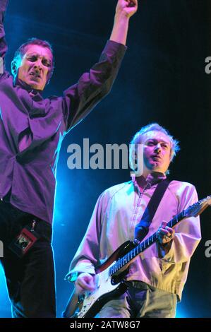 Joe King und Andy Gill of Gang of Four treten während des Primavera Sound Festivals im Parc del Forum am 28. Mai 2005 in Barcelona, Spanien, auf der Bühne auf. Stockfoto