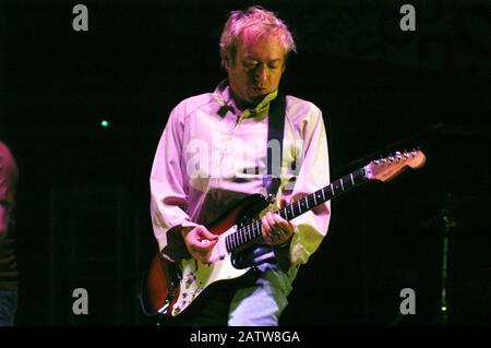 Andy Gill of Gang of Four tritt während des Primavera Sound Festivals im Parc del Forum am 28. Mai 2005 in Barcelona, Spanien, auf der Bühne auf. Stockfoto