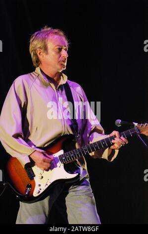 Andy Gill of Gang of Four tritt während des Primavera Sound Festivals im Parc del Forum am 28. Mai 2005 in Barcelona, Spanien, auf der Bühne auf. Stockfoto