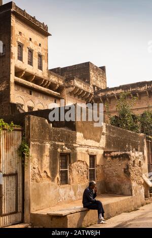 Indien, Rajasthan, Shekhawati, Ramgarh, man saß auf einer Plattform außerhalb von Seth Gopoiram Ruiya Haveli Stockfoto