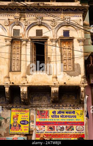 Indien, Rajasthan, Shekhawati, Ramgarh, Werbeschilder unter den Fenstern des alten Haveli Stockfoto