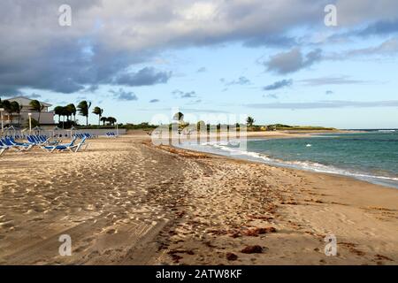 Der Privatstrand des St. Kitts Marriott Hotel Resort in Frigate Bay ist vom Wind durchzogen Stockfoto