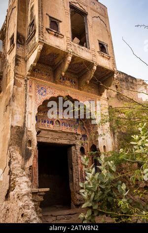 Indien, Rajasthan, Shekhawati, Ramgarh, Eingang des schlecht gepflegten alten Haveli Stockfoto