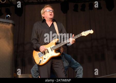 Andy Gill of Gang of Four tritt während des Azkena Rock Festivals in Mendizabala am 1. September 2006 in Vitoria-Gasteiz, Spanien, auf der Bühne auf. Stockfoto