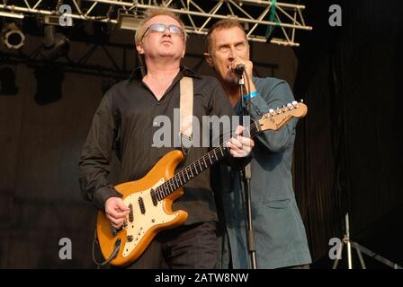 Andy Gill und Jon King of Gang of Four treten während des Azkena Rock Festivals in Mendizabala am 1. September 2006 in Vitoria-Gasteiz, Spanien auf der Bühne auf. Stockfoto