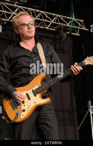 Andy Gill of Gang of Four tritt während des Azkena Rock Festivals in Mendizabala am 1. September 2006 in Vitoria-Gasteiz, Spanien, auf der Bühne auf. Stockfoto