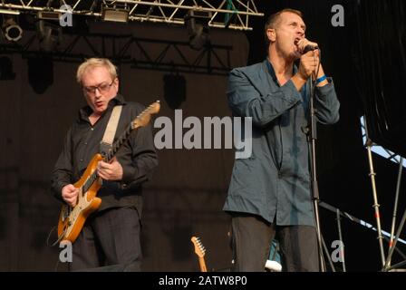 Andy Gill und Jon King of Gang of Four treten während des Azkena Rock Festivals in Mendizabala am 1. September 2006 in Vitoria-Gasteiz, Spanien auf der Bühne auf. Stockfoto