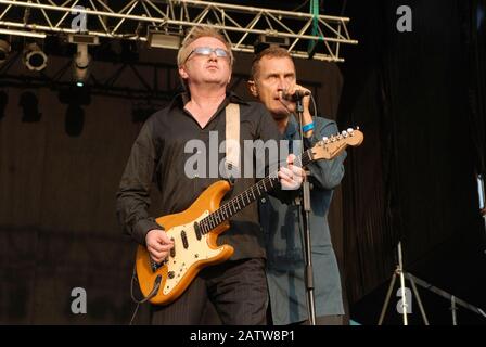 Andy Gill und Jon King of Gang of Four treten während des Azkena Rock Festivals in Mendizabala am 1. September 2006 in Vitoria-Gasteiz, Spanien auf der Bühne auf. Stockfoto