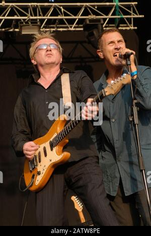 Andy Gill und Jon King of Gang of Four treten während des Azkena Rock Festivals in Mendizabala am 1. September 2006 in Vitoria-Gasteiz, Spanien auf der Bühne auf. Stockfoto