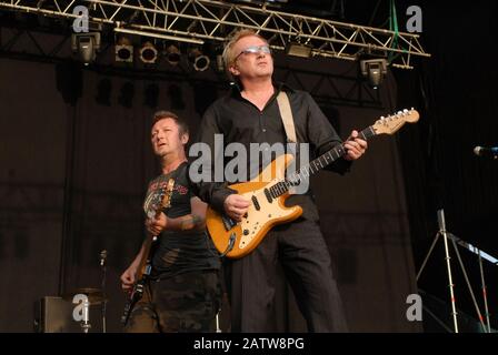 Dave allen und Andy Gill von Gang of Four treten während des Azkena Rock Festivals in Mendizabala am 1. September 2006 in Vitoria-Gasteiz, Spanien, auf der Bühne auf. Stockfoto