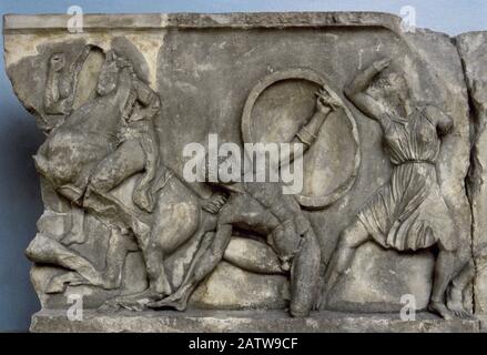 Der Amazonenfries. Marmorplatte mit einem Reliefbild, das einen Kampf zwischen Griechen und Amazonen darstellt. Teil des Mausoleumses von Halikarnassus, ca. 350 v. Chr. British Museum. London, England. Stockfoto