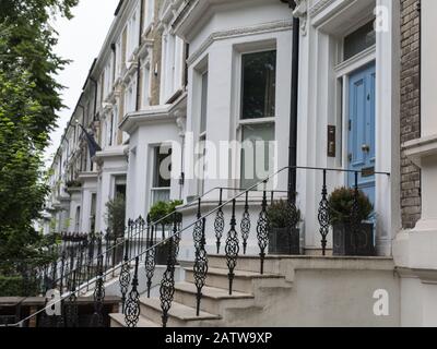 Typische White Terraced Häuser im Zentrum von London. Stockfoto