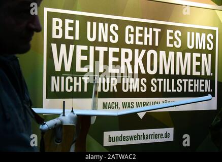 Februar 2020, Sachsen, Leipzig: Auf der Motorradmesse auf dem neuen Messegelände in Leipzig (31.01.-02.02.2020), der Werbeslogan "bei uns geht es um Weiterkommen. Es geht nicht nur darum, still zu stehen. Tun Sie, was wirklich zählt." Foto: Waltraud Grubitzsch / dpa Stockfoto
