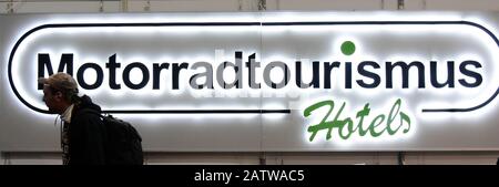 02. Februar 2020, Sachsen, Leipzig: Auf der Motorradmesse auf dem neuen Messegelände in Leipzig (31.01.-02.02.2020) wirbt ein Aussteller für den Motorradtourismus. Foto: Waltraud Grubitzsch / dpa Stockfoto