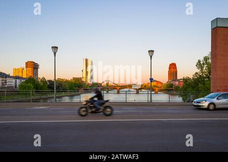 Die alte Brücke, die "alte Brücke", überquert den Main in Frankfurt und verbindet die Frankfurter Altstadt mit den Stadtteilen von Sachsenhausen. Stockfoto