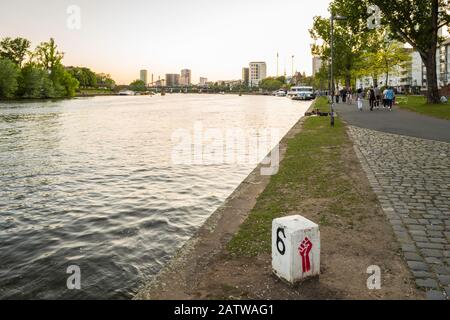 Blick nach Westen am Kai am Nordufer des Mains, bei der alten Brücke, Frankfurt Deutschland. Stockfoto