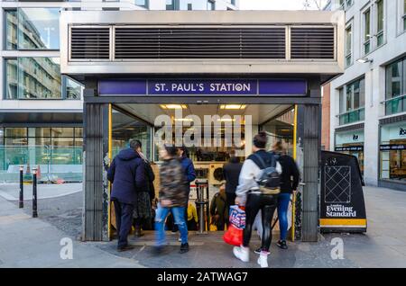 Eine Einfahrt in die Londoner U-Bahn-Station St Pauls auf der Central Line. Stockfoto
