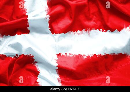 Flag Kingdom of Denmark mit Wasserfarben-Pinsel auf Leinwandgewebe, Grunge-Stil Stockfoto