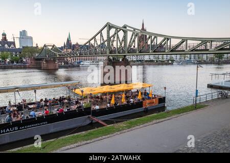 Eiserner Steg (eiserne Fußgängerbrücke)1911/1912, ist eine Fußgängerbrücke über den Main in Frankfurt am Main. Sie verbindet das Stadtzentrum mit dem von Sachsenhausen Stockfoto