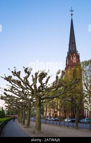 Dreikönigskirche (1881) ist eine evangelische Kirche am Südufer des Mains in Frankfurt am Main, Deutschland. Stockfoto