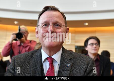 Erfurt, Deutschland. Februar 2020. Vor der Wahl des neuen Regierungspräsidenten sitzt Bodo Ramelow (die Linke), der aktuelle Regierungspräsident von Thüringen im Landtag. Ramelow kandidieren zur Wiederwahl. Die AfD-Bundestagsfraktion hat den parteilindessen ehrenamtlichen Bürgermeister Kindervater nominiert. Kredit: Martin Schutt / dpa-Zentralbild / dpa / Alamy Live News Stockfoto