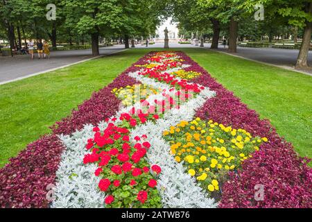 Zierblumenbeet im Sächsischen Garten ("Ogród Saski") im Zentrum von Warschau, Polen. Stockfoto