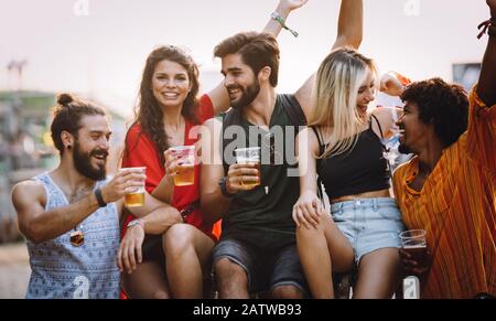 Eine Gruppe von Freunden, die Spaß haben, unterwegs sind und zusammen im Freien lächeln Stockfoto
