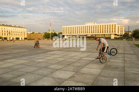 Ein BMX-Radfahrer übt seine Fähigkeiten auf dem Josef Pilsudski-Platz im Zentrum von Warschau, Polen aus. Stockfoto