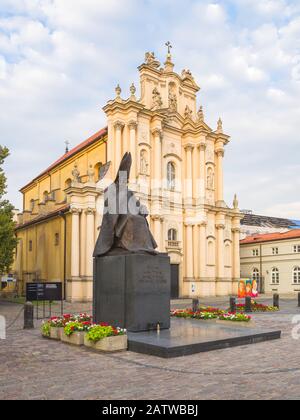 Eine Statue des Kardinals Stefan Wyszyński steht vor der Kirche des heiligen Josef der Visitationisten, der "Visitationistischen Kirche", Warschau, Polen. Stockfoto