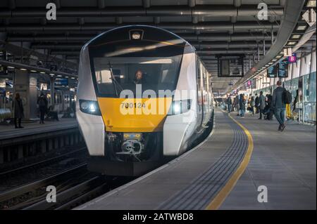 Ein Zug der Thameslink-Klasse 700, der an einem Bahnsteig am Bahnhof London Blackfriars, London, England wartet. Stockfoto