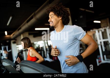 Bild von Menschen, die auf Laufband im Fitnessstudio Stockfoto