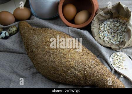 Knuspriges Haferbrot mit Eiern und Haferbrei im Hintergrund. Stockfoto