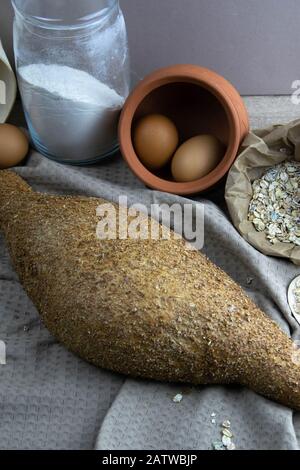 Knuspriges Haferbrot mit Eiern und Haferbrei im Hintergrund. Stockfoto