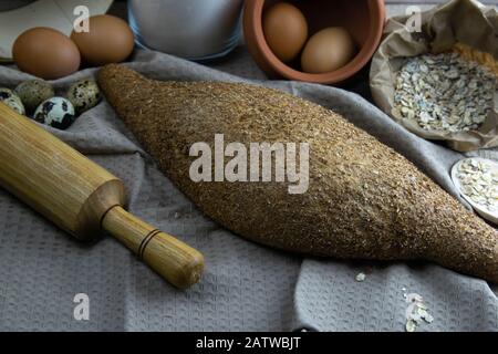 Knuspriges Haferbrot mit Eiern und Haferbrei im Hintergrund. Stockfoto