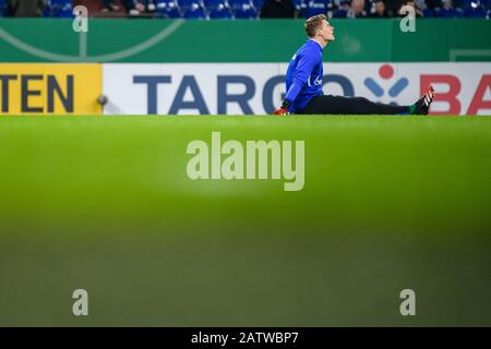 Torwart Alexander Nuebel (Schalke 04) erwärmte sich. Ges./Fußball/DFB-Pokal-Runde 16: FC Schalke 04 - Hertha BSC, 04.02.2020 - Fußball/Fußball-DFB-Pokal-Runde 16: FC Schalke 04 gegen Hertha BSC, Gelsenkirchen, 04.02.2020 - DFB-Regelungen verbieten jede Verwendung von Fotos als Bildsequenzen und/oder Quasi-Video. Weltweite Verwendung Stockfoto