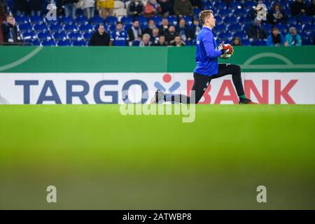 Torwart Alexander Nuebel (Schalke 04) erwärmte sich. Ges./Fußball/DFB-Pokal-Runde 16: FC Schalke 04 - Hertha BSC, 04.02.2020 - Fußball/Fußball-DFB-Pokal-Runde 16: FC Schalke 04 gegen Hertha BSC, Gelsenkirchen, 04.02.2020 - DFB-Regelungen verbieten jede Verwendung von Fotos als Bildsequenzen und/oder Quasi-Video. Weltweite Verwendung Stockfoto