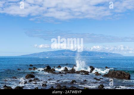 La Gomera an einem klaren Tag von der Westküste von Teneras an der Playa san Juan, Kanarische Inseln, Spanien Stockfoto