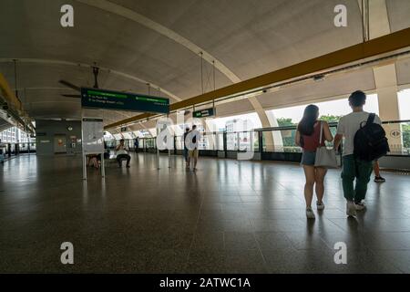 Singapur, Januar 2020. Ein Panoramablick auf den Bahnsteig in der Metrostation Kallang Stockfoto