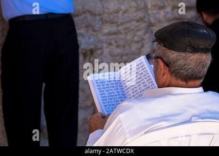 Jüdische Pfälzchen beten und lesen Schriften Stockfoto