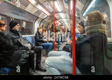 Passagiere, die mit einem Zug der Londoner U-Bahn reisen. Stockfoto