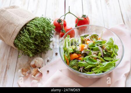 Warmer Gemüsesalat mit Kürbis, Perlgerste und Spinat auf altem, weiß-Holzhintergrund. Stockfoto